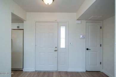 VERY clean 2-bedroom, 2-bathroom home with a versatile den! This on London Bridge Golf Course in Arizona - for sale on GolfHomes.com, golf home, golf lot
