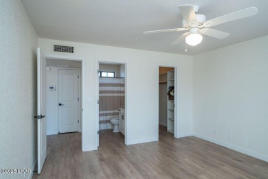VERY clean 2-bedroom, 2-bathroom home with a versatile den! This on London Bridge Golf Course in Arizona - for sale on GolfHomes.com, golf home, golf lot