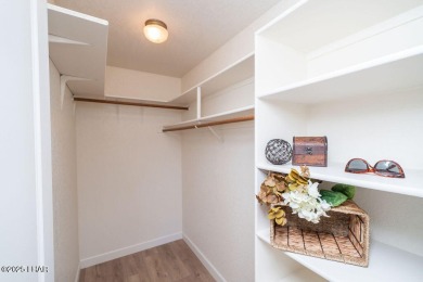 VERY clean 2-bedroom, 2-bathroom home with a versatile den! This on London Bridge Golf Course in Arizona - for sale on GolfHomes.com, golf home, golf lot