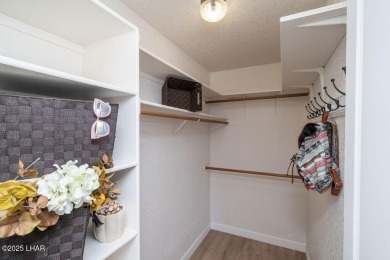 VERY clean 2-bedroom, 2-bathroom home with a versatile den! This on London Bridge Golf Course in Arizona - for sale on GolfHomes.com, golf home, golf lot