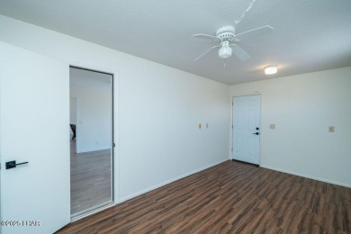 VERY clean 2-bedroom, 2-bathroom home with a versatile den! This on London Bridge Golf Course in Arizona - for sale on GolfHomes.com, golf home, golf lot