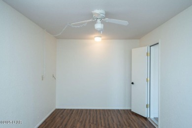 VERY clean 2-bedroom, 2-bathroom home with a versatile den! This on London Bridge Golf Course in Arizona - for sale on GolfHomes.com, golf home, golf lot