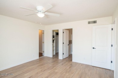 VERY clean 2-bedroom, 2-bathroom home with a versatile den! This on London Bridge Golf Course in Arizona - for sale on GolfHomes.com, golf home, golf lot