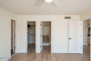 VERY clean 2-bedroom, 2-bathroom home with a versatile den! This on London Bridge Golf Course in Arizona - for sale on GolfHomes.com, golf home, golf lot