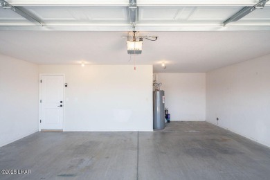 VERY clean 2-bedroom, 2-bathroom home with a versatile den! This on London Bridge Golf Course in Arizona - for sale on GolfHomes.com, golf home, golf lot