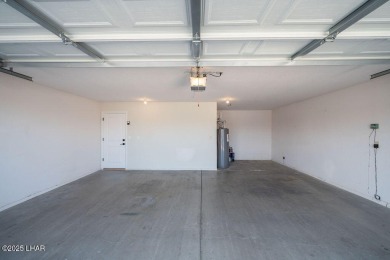 VERY clean 2-bedroom, 2-bathroom home with a versatile den! This on London Bridge Golf Course in Arizona - for sale on GolfHomes.com, golf home, golf lot