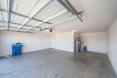 VERY clean 2-bedroom, 2-bathroom home with a versatile den! This on London Bridge Golf Course in Arizona - for sale on GolfHomes.com, golf home, golf lot