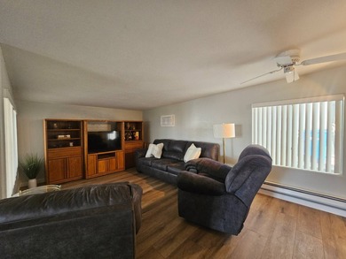 Completely updated 1BD/2BA with a spacious Arizona Room and a on Viewpoint Golf Resort in Arizona - for sale on GolfHomes.com, golf home, golf lot