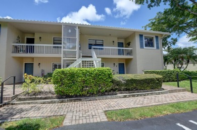 This bright 2nd floor 3 BR/2BTH convertible condo with fantastic on Hunters Run Golf and Country Club in Florida - for sale on GolfHomes.com, golf home, golf lot