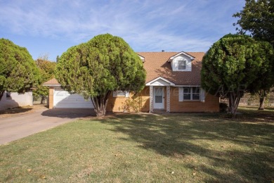 The sweetest 4/2/2 home is nestled on a quiet cul-de-sac in the on Ross Rogers Municipal Golf Course in Texas - for sale on GolfHomes.com, golf home, golf lot