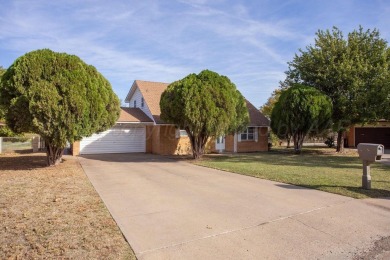 The sweetest 4/2/2 home is nestled on a quiet cul-de-sac in the on Ross Rogers Municipal Golf Course in Texas - for sale on GolfHomes.com, golf home, golf lot