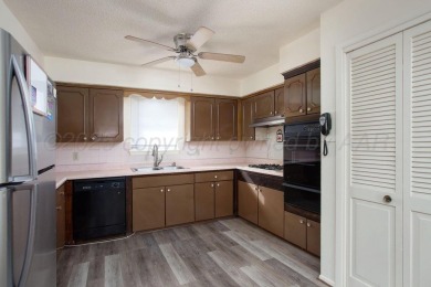 The sweetest 4/2/2 home is nestled on a quiet cul-de-sac in the on Ross Rogers Municipal Golf Course in Texas - for sale on GolfHomes.com, golf home, golf lot