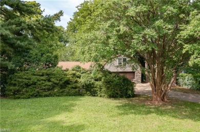 Welcome to spacious living with this custom-built home. This is on The Woodlands Golf Course in Virginia - for sale on GolfHomes.com, golf home, golf lot