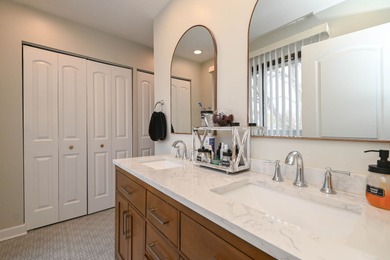 FULLY UPDATED!! 2-bedroom + loft, 2-bath home in the highly on Heather Ridge Golf Club in Illinois - for sale on GolfHomes.com, golf home, golf lot