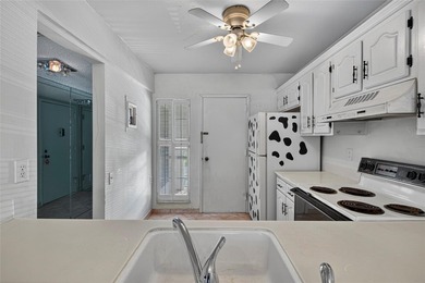 GREAT VALUE!!! LOWEST PRICED IN WYNMOOR, NO UPCOMING ASSESMENT! on Wynmoor Golf Course in Florida - for sale on GolfHomes.com, golf home, golf lot