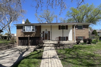 You will be impressed by the welcome this home provides for you on Twin Lakes Golf Course in Illinois - for sale on GolfHomes.com, golf home, golf lot