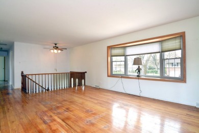 You will be impressed by the welcome this home provides for you on Twin Lakes Golf Course in Illinois - for sale on GolfHomes.com, golf home, golf lot