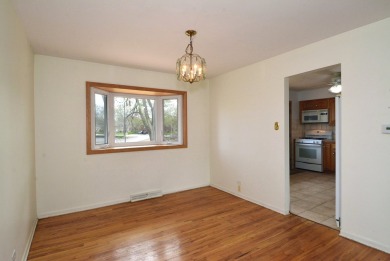 You will be impressed by the welcome this home provides for you on Twin Lakes Golf Course in Illinois - for sale on GolfHomes.com, golf home, golf lot