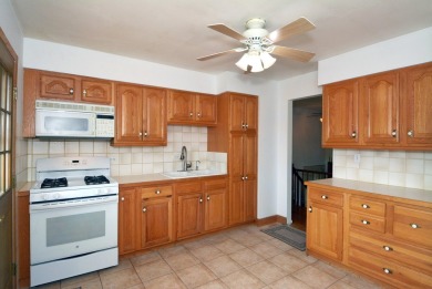 You will be impressed by the welcome this home provides for you on Twin Lakes Golf Course in Illinois - for sale on GolfHomes.com, golf home, golf lot
