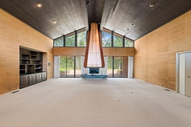 Welcome to this stunning home built in 1978, offering a spacious on Valdosta Country Club in Georgia - for sale on GolfHomes.com, golf home, golf lot