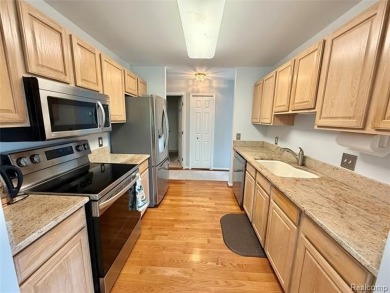 Absolutely perfect! Lovely 3 bedroom, 3 full bath ranch condo on The Captains Club At Woodfield in Michigan - for sale on GolfHomes.com, golf home, golf lot