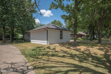 Welcome to this spacious one level 2,500 square foot home on Briarbrook Golf Course in Missouri - for sale on GolfHomes.com, golf home, golf lot