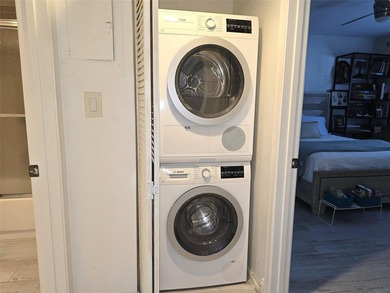 2/2 LUXURY MODEL IN PRESTIGIOUS ARUBA VILLAGE! BLDG HAS NO on Wynmoor Golf Course in Florida - for sale on GolfHomes.com, golf home, golf lot