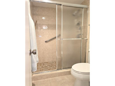 2/2  LUXURY MODEL IN PRESTIGIOUS ARUBA VILLAGE! BLDG HAS NO on Wynmoor Golf Course in Florida - for sale on GolfHomes.com, golf home, golf lot