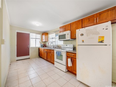 Full of opportunity! 45-245 Iole Street is a 10-unit apartment on Bayview Golf Park in Hawaii - for sale on GolfHomes.com, golf home, golf lot