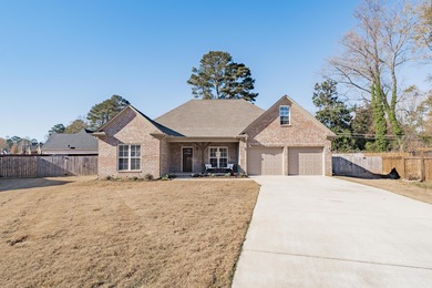 Beautiful and well maintained home located in a quiet culdesac on Big Oaks Golf Club in Mississippi - for sale on GolfHomes.com, golf home, golf lot