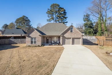 Beautiful and well maintained home located in a quiet culdesac on Big Oaks Golf Club in Mississippi - for sale on GolfHomes.com, golf home, golf lot