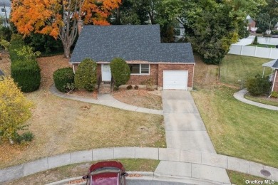 Welcome to this delightful, 1955 split level home located in a on Bethpage State Park Golf Course - Black in New York - for sale on GolfHomes.com, golf home, golf lot