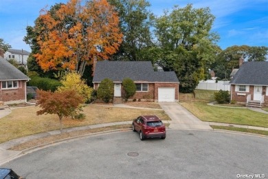 Welcome to this delightful, 1955 split level home located in a on Bethpage State Park Golf Course - Black in New York - for sale on GolfHomes.com, golf home, golf lot