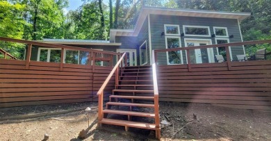 Wonderful modern style home in the piney woods of east Texas on Pine Dunes Golf Course in Texas - for sale on GolfHomes.com, golf home, golf lot