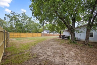 Move-In Ready Home in Simmons Shores! Just a short golf cart on Tanglewood Resort in Texas - for sale on GolfHomes.com, golf home, golf lot