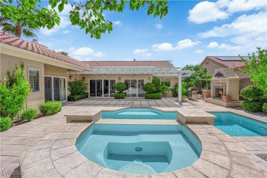 WELCOME TO YOUR DESERT OASIS IN SUN CITY SUMMERLIN! THIS on Highland Falls Golf Club in Nevada - for sale on GolfHomes.com, golf home, golf lot