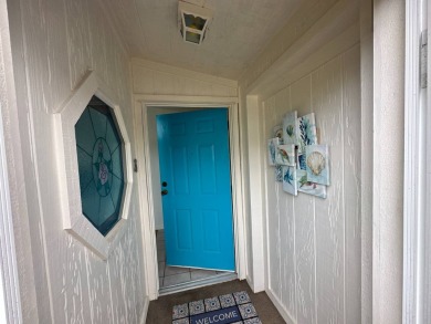 This 2-bedroom, 2 bathrooms Palm Harbor home is located on the on Del Tura Golf and Country Club in Florida - for sale on GolfHomes.com, golf home, golf lot