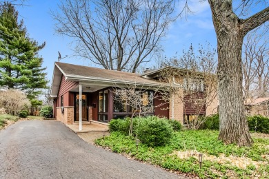 Beautifully renovated home with expansive living spaces in an on Old Elm Club in Illinois - for sale on GolfHomes.com, golf home, golf lot