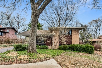 Beautifully renovated home with expansive living spaces in an on Old Elm Club in Illinois - for sale on GolfHomes.com, golf home, golf lot