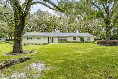 Charming 3-Bedroom Home in Brooksville Country Club - Spacious on Brooksville Country Club At Majestic Oaks in Florida - for sale on GolfHomes.com, golf home, golf lot