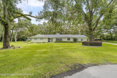 Charming 3-Bedroom Home in Brooksville Country Club - Spacious on Brooksville Country Club At Majestic Oaks in Florida - for sale on GolfHomes.com, golf home, golf lot