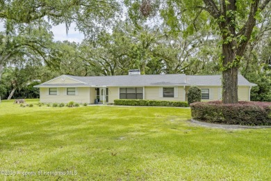 Charming 3-Bedroom Home in Brooksville Country Club - Spacious on Brooksville Country Club At Majestic Oaks in Florida - for sale on GolfHomes.com, golf home, golf lot