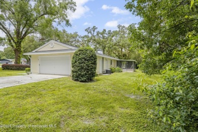 Charming 3-Bedroom Home in Brooksville Country Club - Spacious on Brooksville Country Club At Majestic Oaks in Florida - for sale on GolfHomes.com, golf home, golf lot
