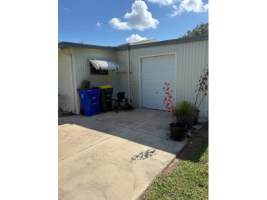 -Updated bathroom with walk-in shower- -Large, quiet corner lot- on Sebring Lakeside Golf Resort in Florida - for sale on GolfHomes.com, golf home, golf lot