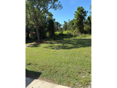 -Updated bathroom with walk-in shower- -Large, quiet corner lot- on Sebring Lakeside Golf Resort in Florida - for sale on GolfHomes.com, golf home, golf lot