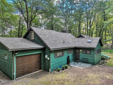 Rustic mountain escape with warm wood features! This 3 bedroom on Split Rock Resort and Country Club in Pennsylvania - for sale on GolfHomes.com, golf home, golf lot