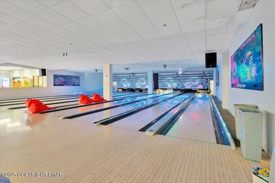 Rustic mountain escape with warm wood features! This 3 bedroom on Split Rock Resort and Country Club in Pennsylvania - for sale on GolfHomes.com, golf home, golf lot