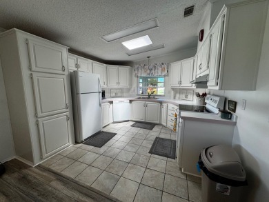MOTIVATED SELLER** 2020 ROOF **GOLF CART INCLUDED**   Step into on Schalamar Creek Golf and Country Club in Florida - for sale on GolfHomes.com, golf home, golf lot
