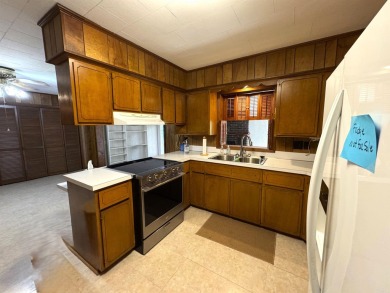 937 Homecrest Drive in Piggott, AR is a 3 BR, 2 BA, 1,742 SF on Sugar Creek Country Club in Arkansas - for sale on GolfHomes.com, golf home, golf lot