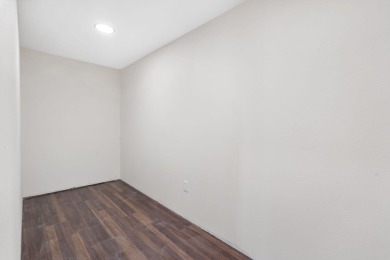 On Fleek. Bussin'. IYKYK.Welcome to a truly exceptional modern on Kimberling City Golf Club in Missouri - for sale on GolfHomes.com, golf home, golf lot